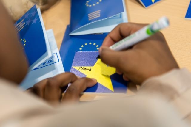 A person writing on a piece of paper what Europe means to them during the Open Doors Day